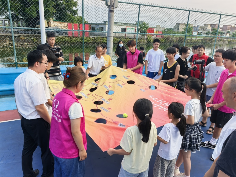 英国威廉集团官网农村科技特派员团队赴平冈镇开展“传承红色基因，点亮科技之光”暑期关爱活动