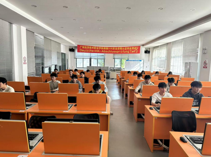  德国双元制工业机器人技术工毕业考试圆满结束
