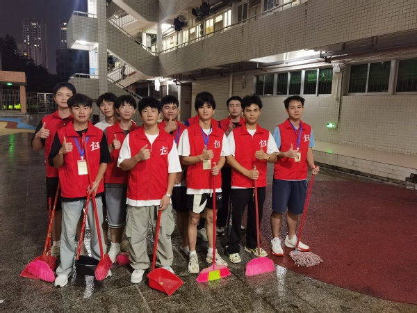 机器人学院积极开展学生宿舍区的爱国卫生行动 共创健康校园